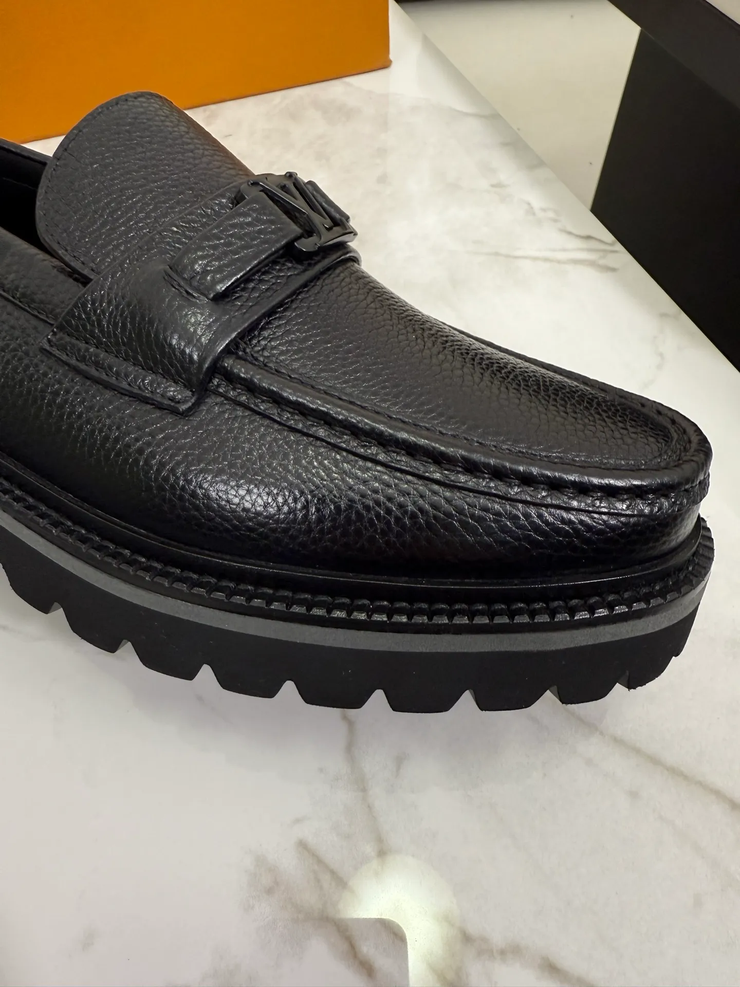 [L Family] Top P: 800💰 ▪️Size: 39-44 (38.45 custom-made) The top male god leather shoes Lv series are sold at the same time with original factory configuration, original cowhide fabric imported from Italy, soft and comfortable, imported water-dyed cow lining, soles: original ultra-light French foam outsole super comfortable, original factory with single goods 🔍🔍high quality, can be entered and exited at will, welcome to compare and synchronize.